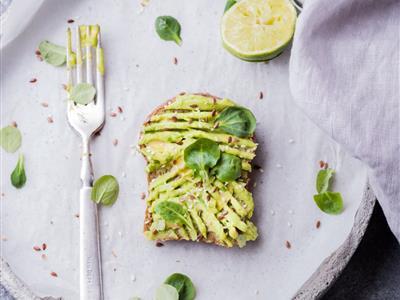 Lahek in hladilen poletni recept: Avokadov toast s svežimi zelišči