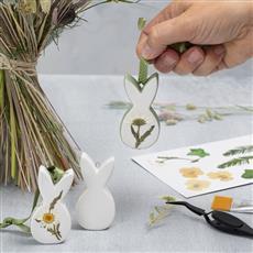 Velikonočni viseči porcelanasti zajčki s suhim cvetjem Velikonočni viseči porcelanasti zajčki s suhim cvetjem